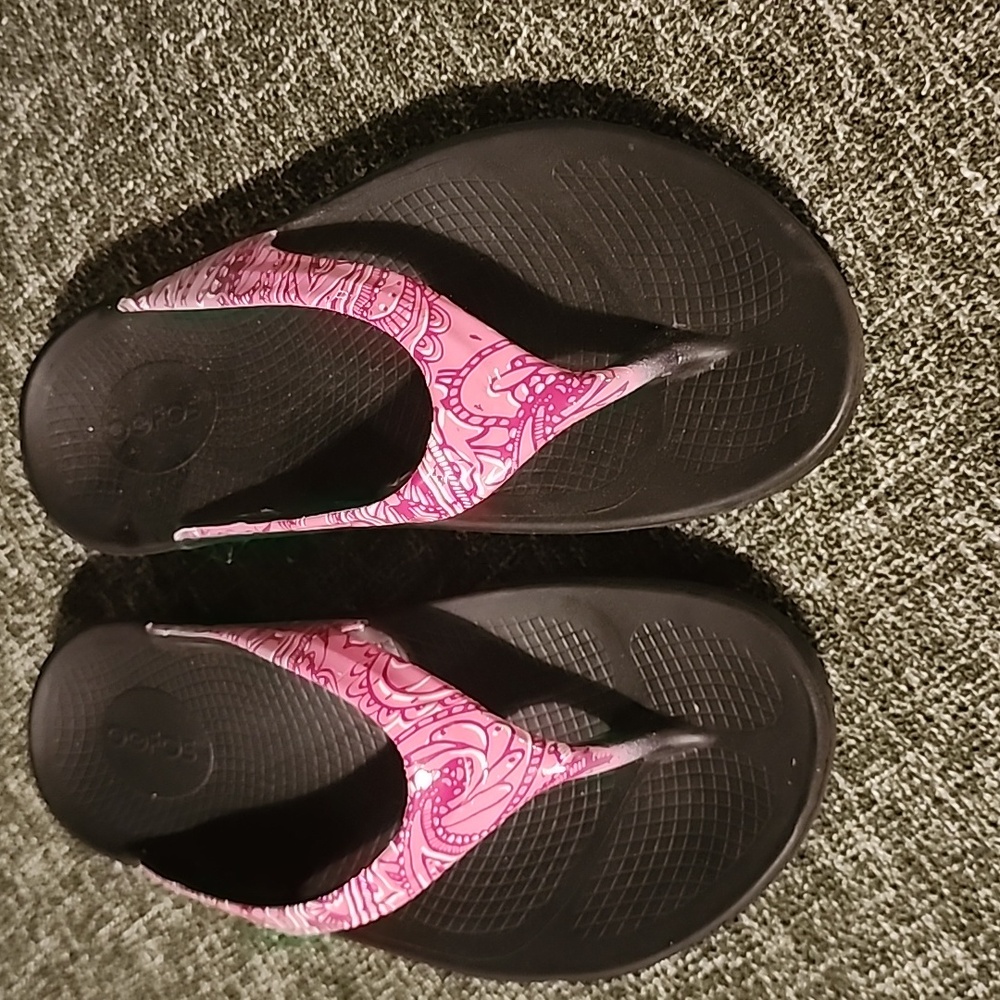 Oofos Oolala Limited Edition Pink Paisley RARE size 6